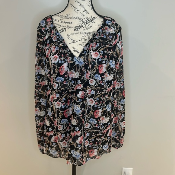 EUC WHBM Floral Pattern Flouncy Blouse Size 12 P2P 22” length 26” - Picture 2 of 7